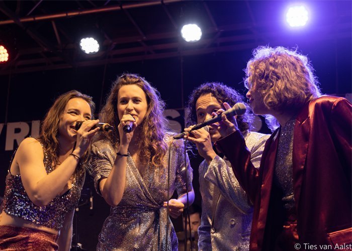 Glitter Strings | Artiest huren bij Swinging.nl